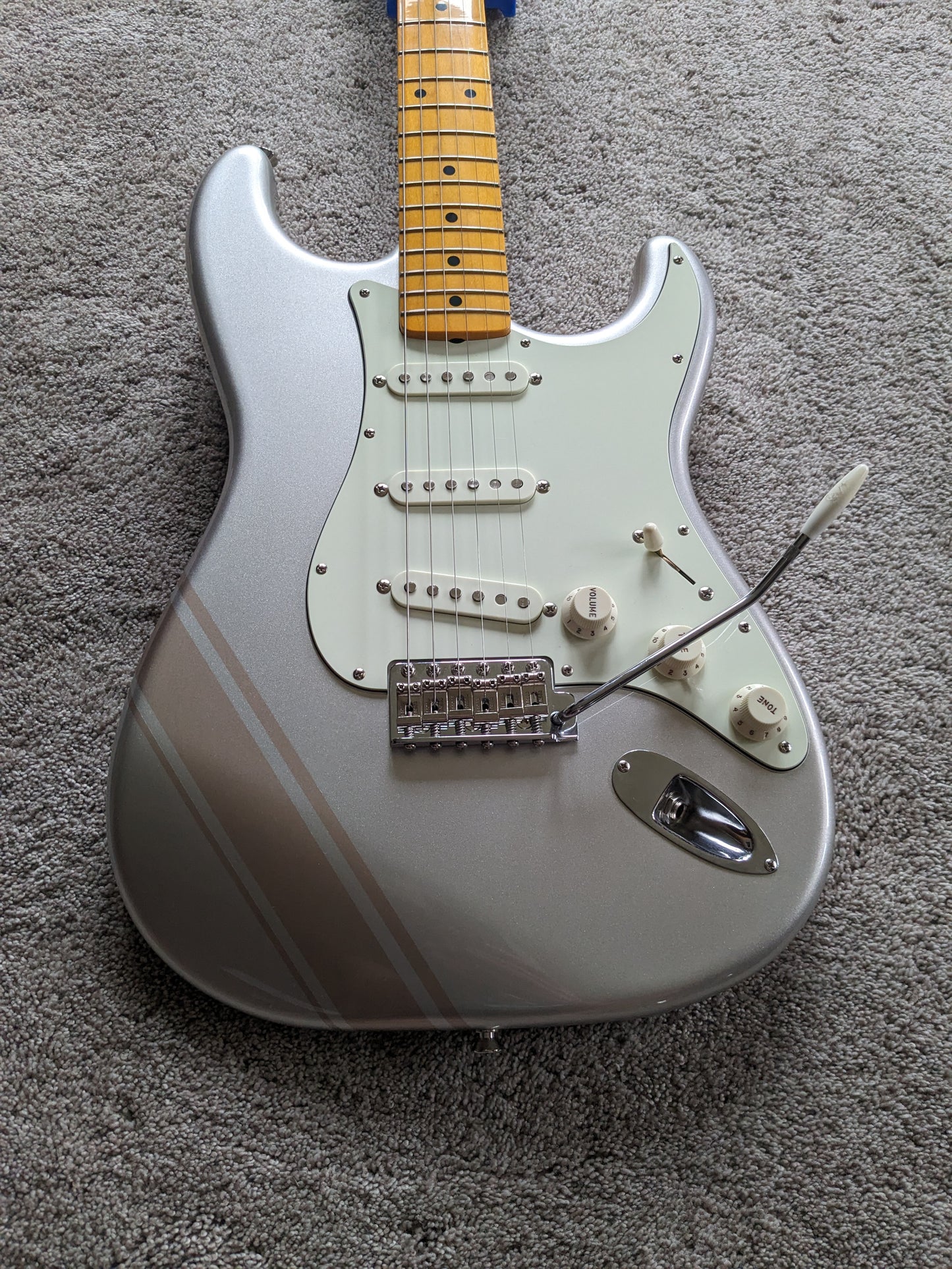 Fender FSR Traditional 50s Stratocaster 2018 - Inca Silver / Shoreline Gold Competition Stripe