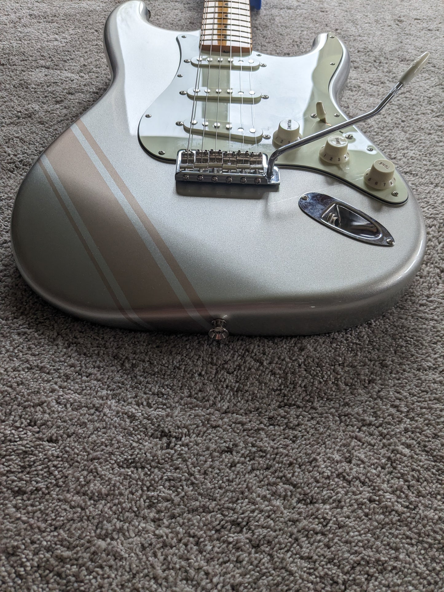 Fender FSR Traditional 50s Stratocaster 2018 - Inca Silver / Shoreline Gold Competition Stripe