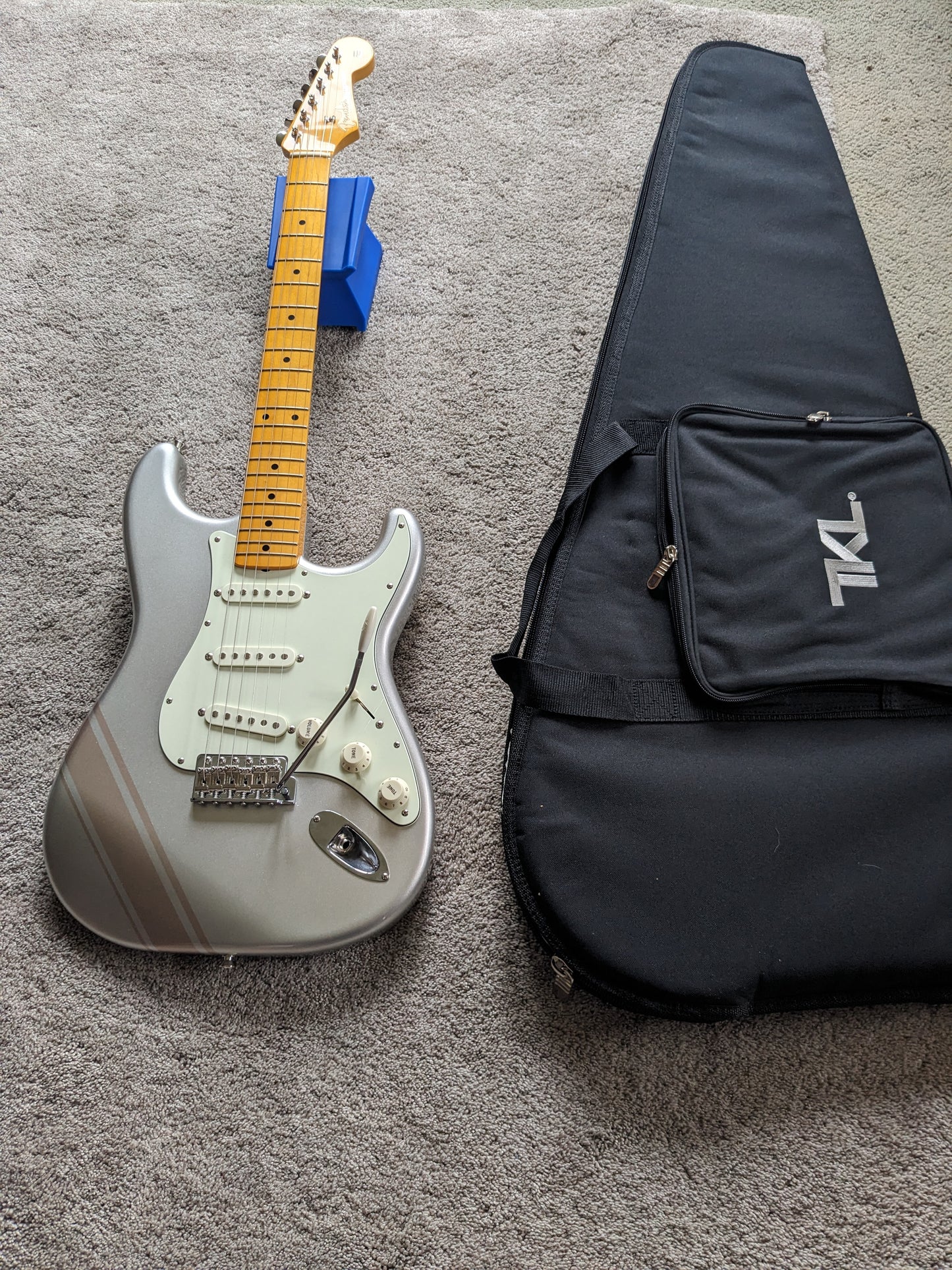 Fender FSR Traditional 50s Stratocaster 2018 - Inca Silver / Shoreline Gold Competition Stripe