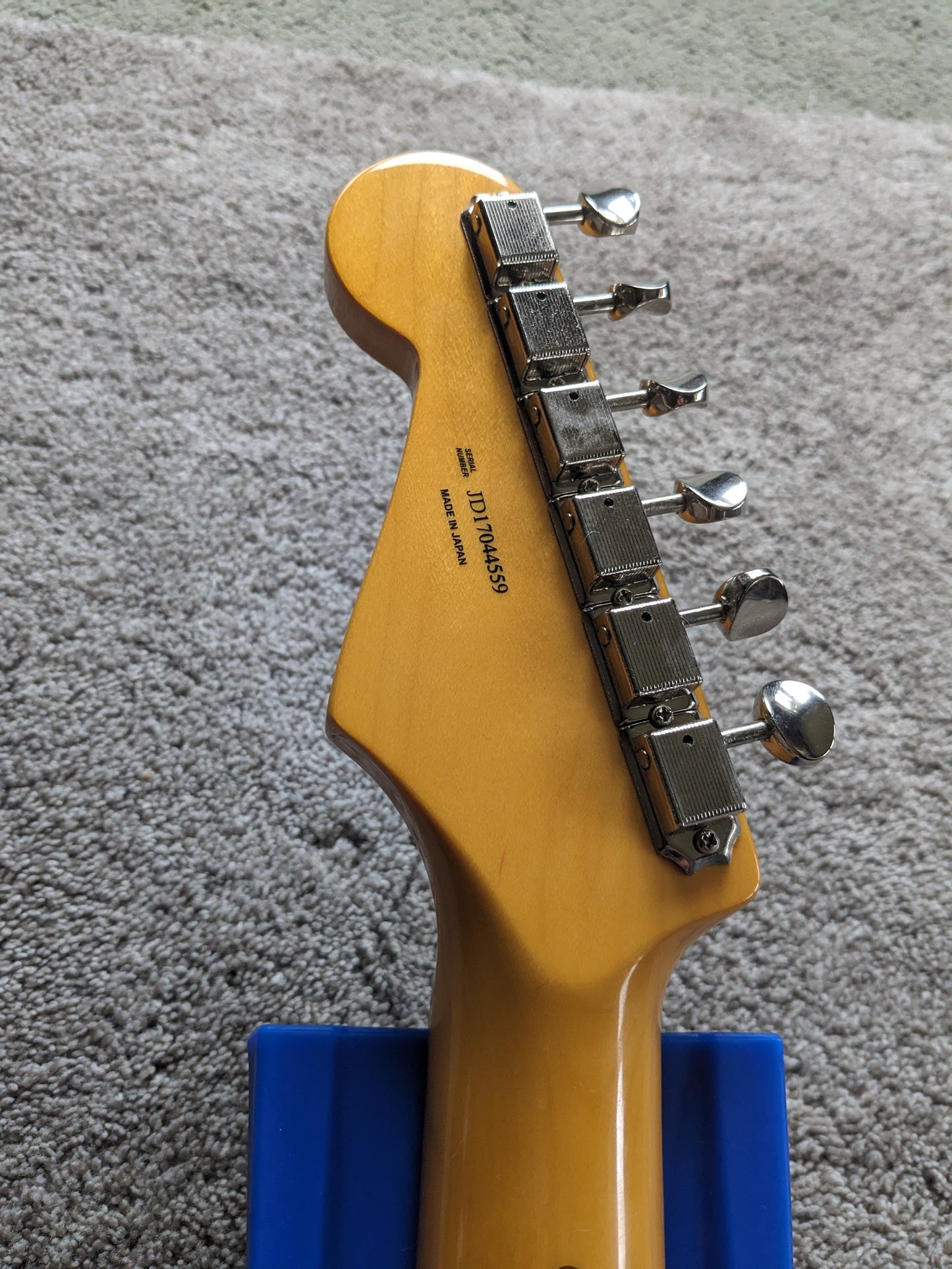 Fender FSR Traditional 50s Stratocaster 2018 - Inca Silver / Shoreline Gold Competition Stripe