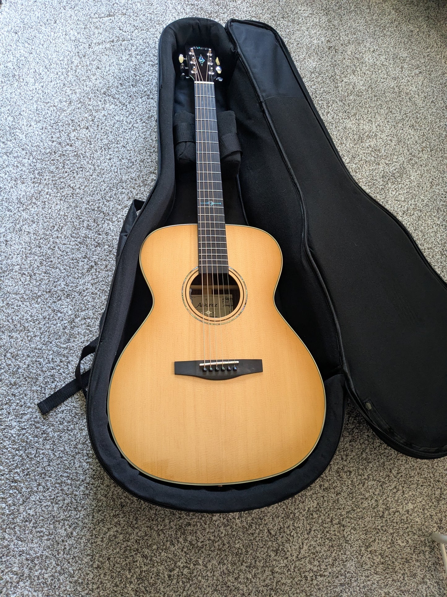 Alvarez LF70e Laureate Series Folk-OM Acoustic-Electric Guitar Daybreak - Natural