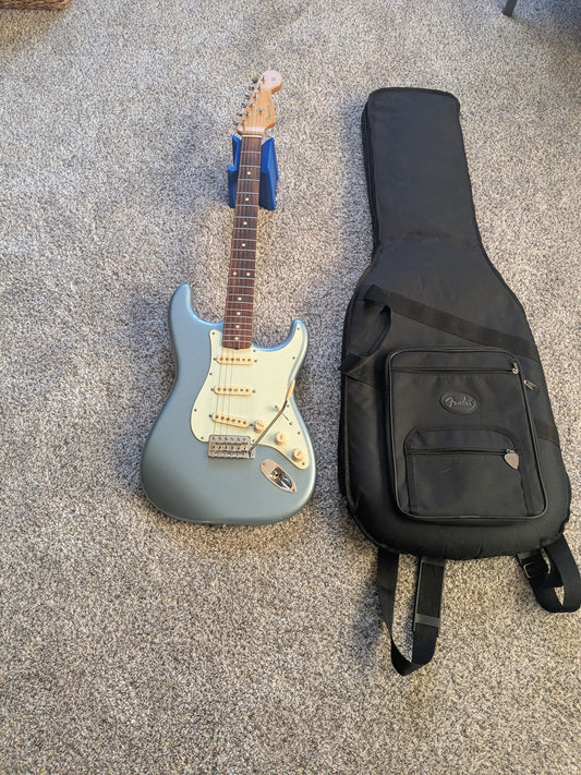 Fender Vintera '60s Stratocaster with Pau Ferro Fretboard 2019 - 2023 - Ice Blue Metallic