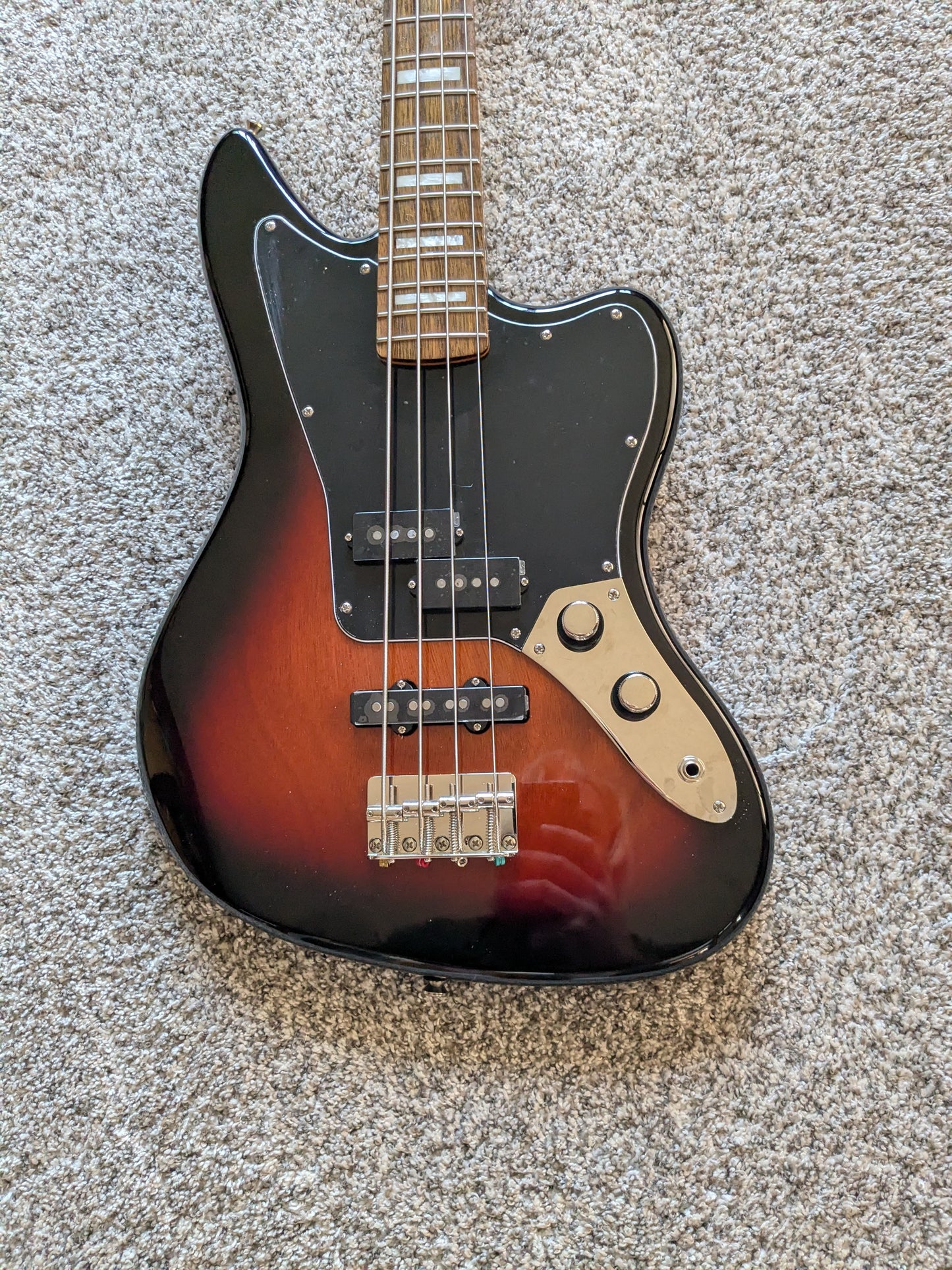 Squier Classic Vibe Jaguar Bass 2020 - Present - 3-Color Sunburst