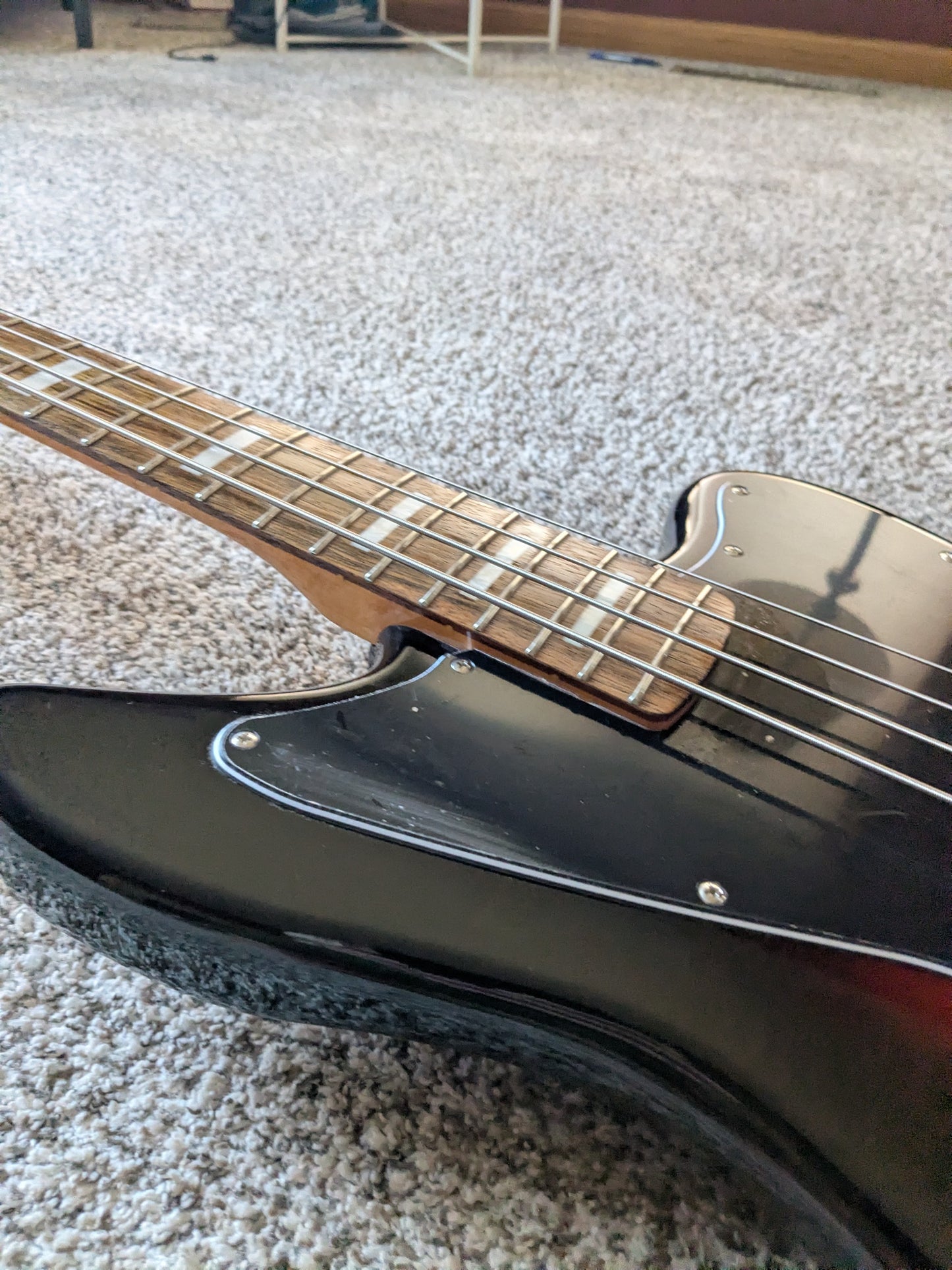 Squier Classic Vibe Jaguar Bass 2020 - Present - 3-Color Sunburst
